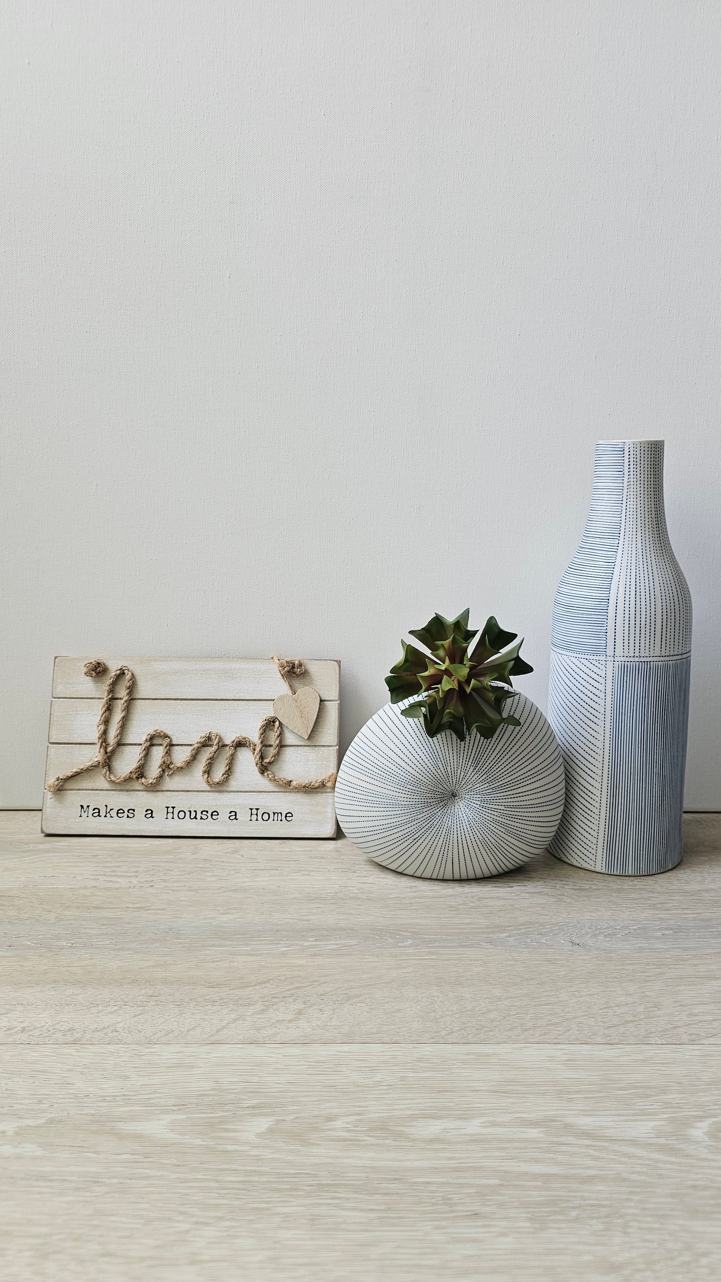 Chomcharm Vase - Medium