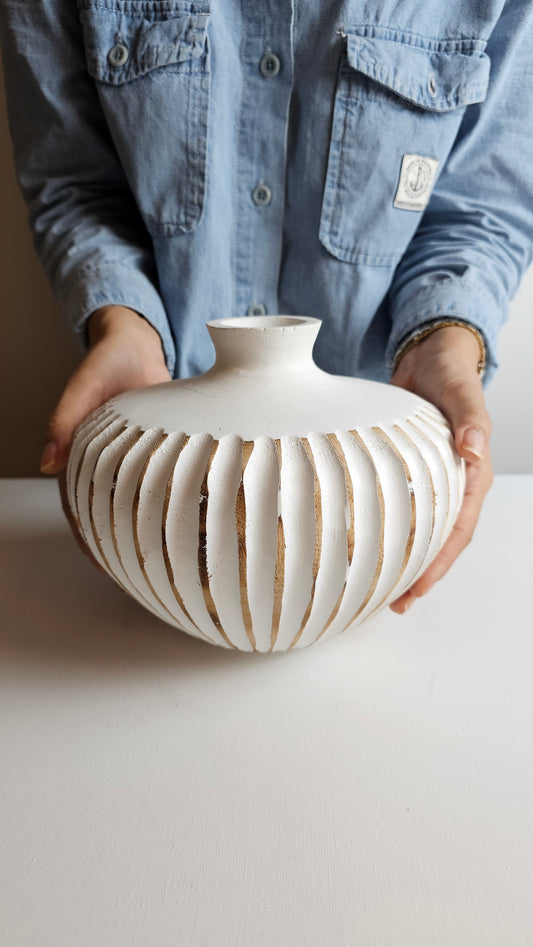 Mango Wood Vase 1.1.4