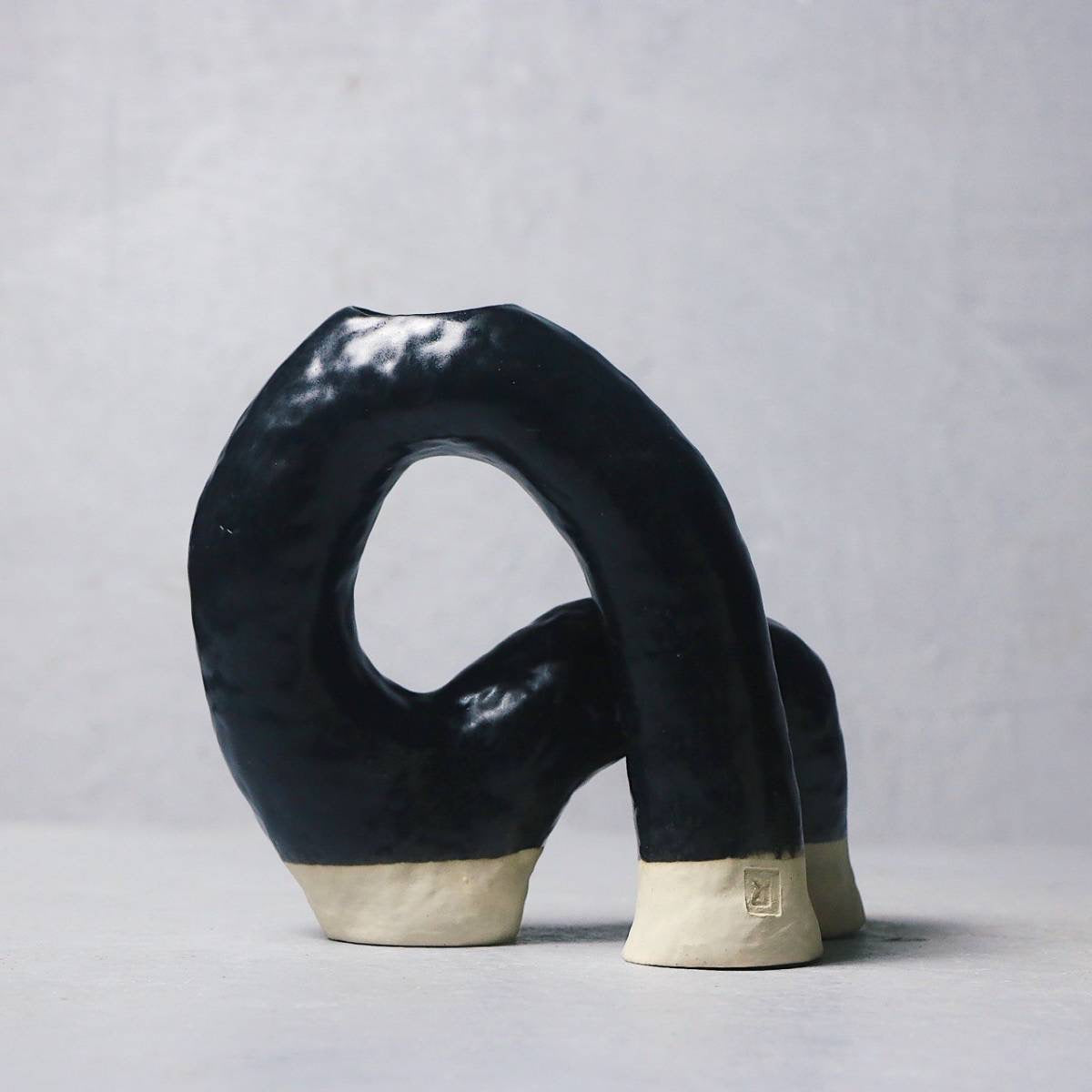 Sculptor Noir Ceramic Vase 2.1.5