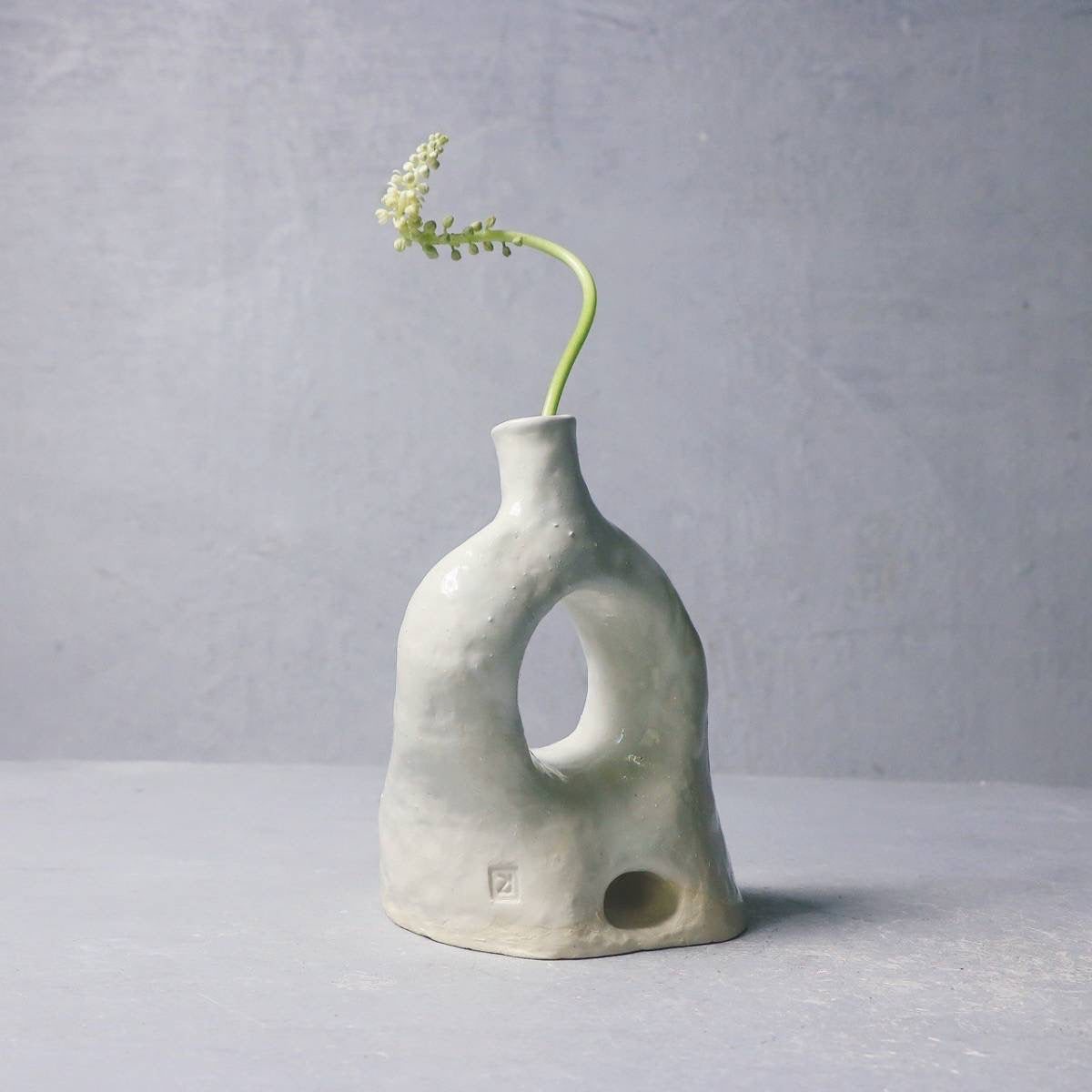 Sculptor Noir Ceramic Vase 2.1.7