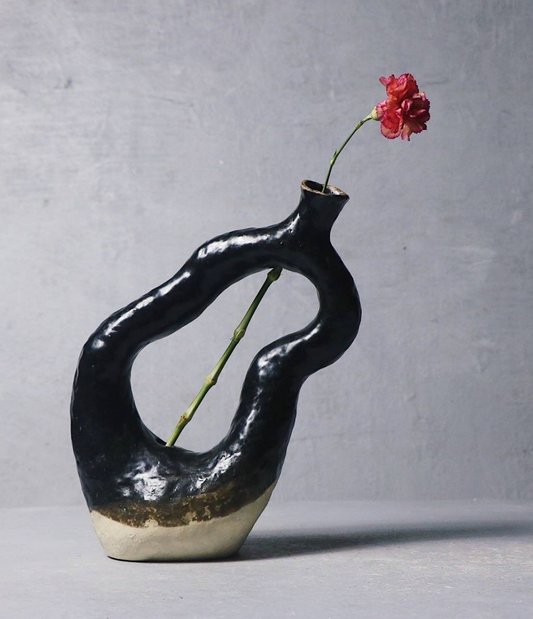 Sculptor Noir Ceramic Vase 2.1.1