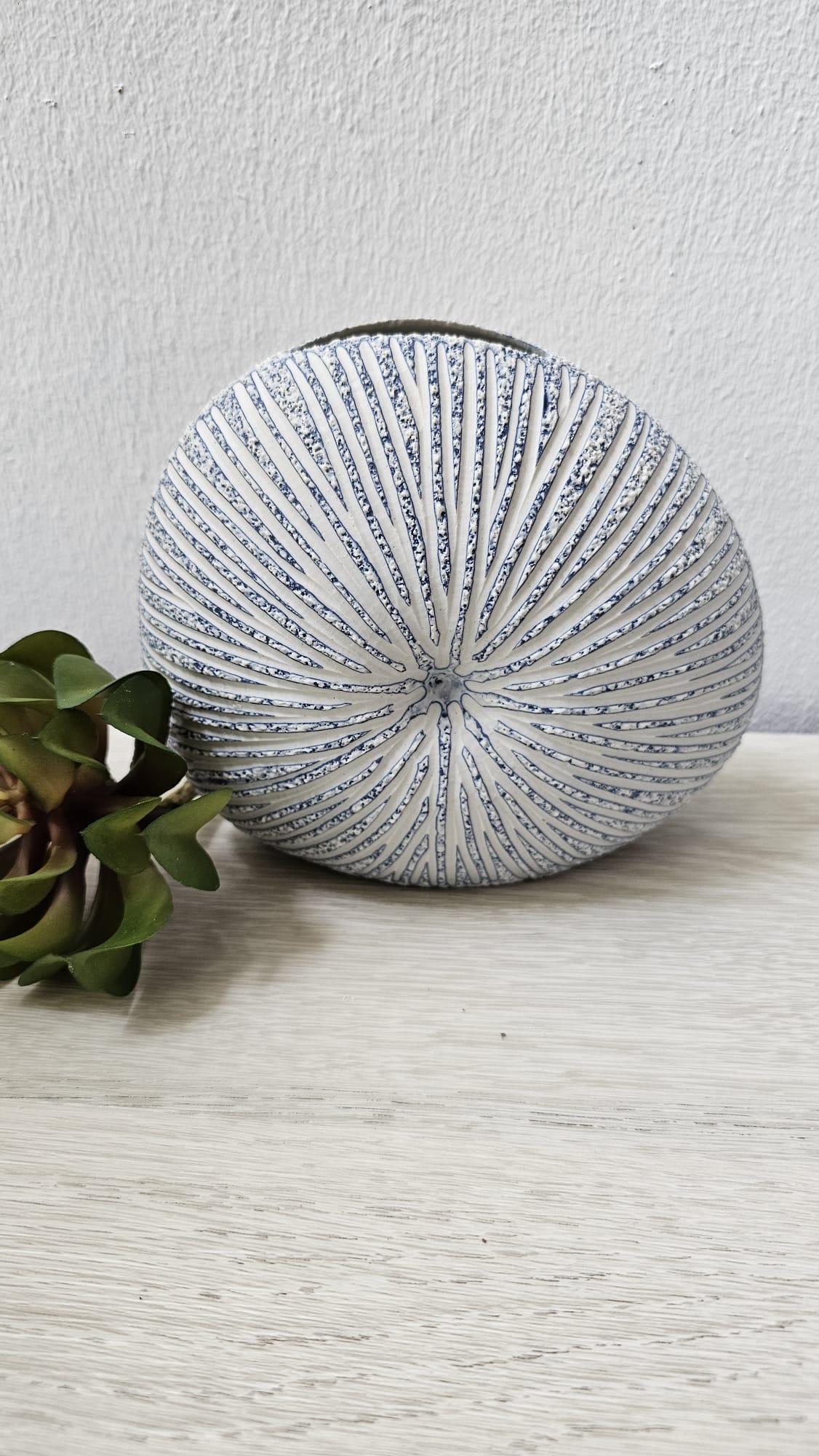 Chomcharm Vase - Medium