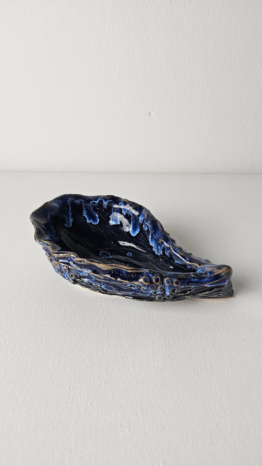 Coastal Charm Oyster-Shaped Trinket Tray - Midnight